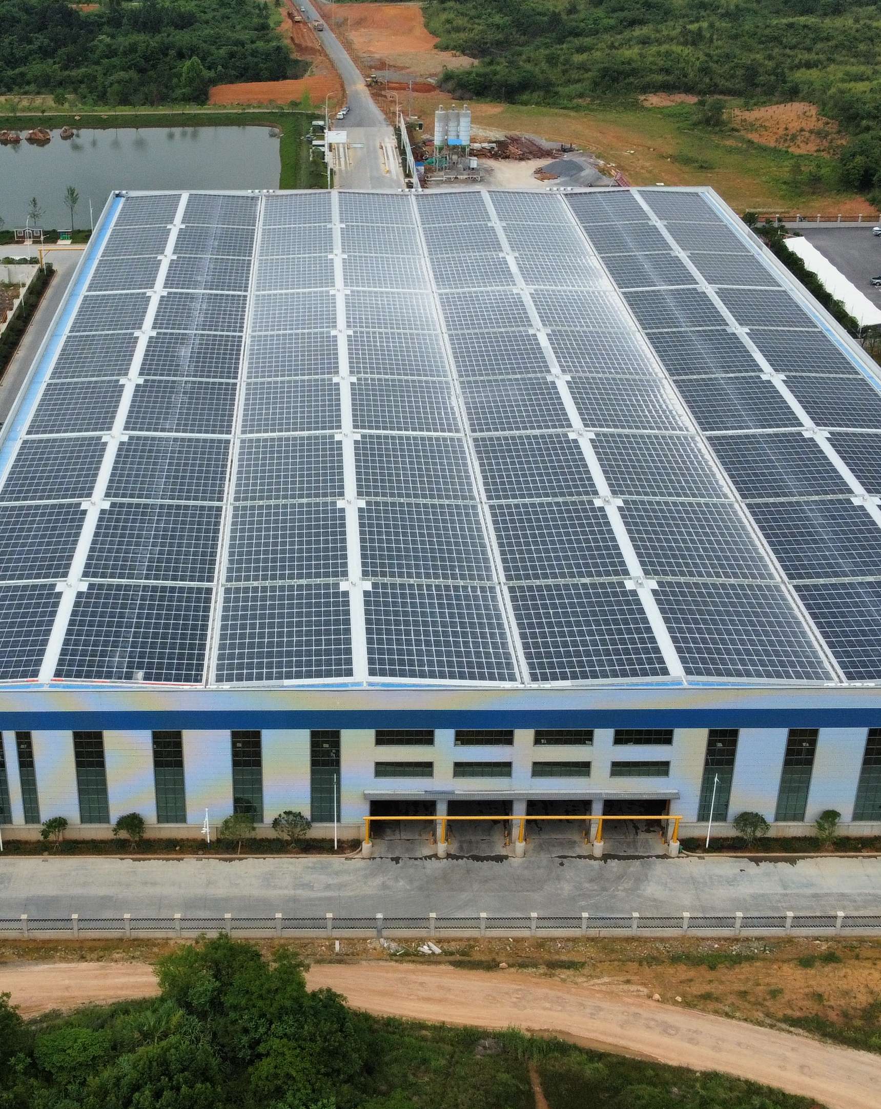 2022年4月，安徽池州汇成物资4MW光伏发电BIPV项目，年发电约400万度，满足约40%用电需要.jpg